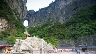 一价全含之 魅力湘西全景6日游 ……长沙-韶山-张家界-天门山（玻璃栈道），玻璃桥（云天渡）-大型晚会-芙蓉镇-凤凰古城